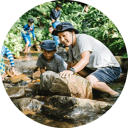 川遊びをする子どもたち