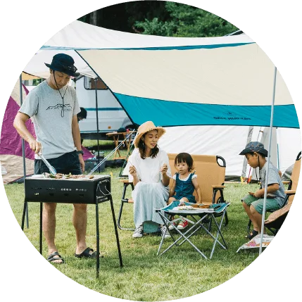 タープの下でくつろぐ家族